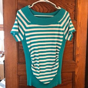 Short sleeved rouged side sweater